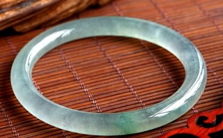 翡翠手镯应该带那只手,翡翠镯子应该戴在那只手