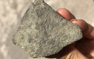 带皮红蜡石原石图片,蜡皮壳翡翠原石图