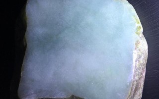 一块目测稳涨的翡翠原石一块目测稳涨的翡翠原石值多少钱