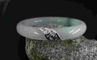 不小心把女的翡翠手镯打碎了,直播间的翡翠手镯那么便宜是真的吗