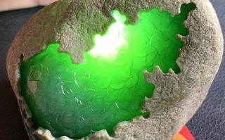 绿色翡翠原石切开视频,翡翠原石去皮视频