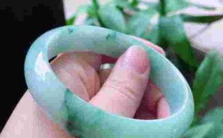 翡翠手镯飘花多好还是飘花少好呢?59圈水润飘花a货翡翠手镯