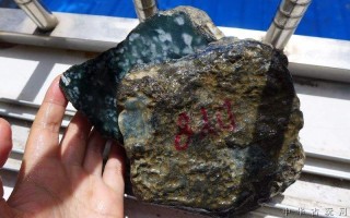 绥化正冰翡翠原石出售正冰种翡翠原石现在什么价位