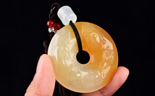 请各位喜欢玉器的朋友看看这款黄龙玉平安扣价值多少？