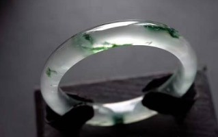 翡翠手镯会起皮,翡翠手镯掉皮是什么情况