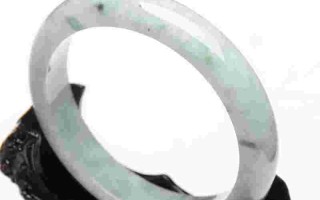 翡翠手镯颜色发灰感觉雾蒙蒙的正常吗翡翠手镯颜色发灰感觉雾蒙蒙的