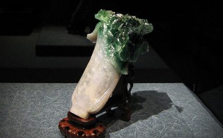 台湾故宫里的翡翠白菜的尺寸是多少？