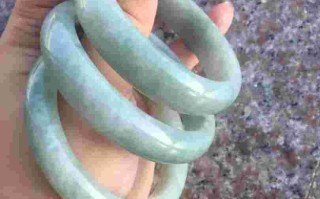 翡翠手镯买大还是小好,翡翠手镯选大点的还是小点的