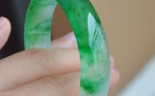 包含翡翠和玉手镯哪个好的词条