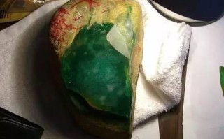 翡翠原石是怎么切割加工的？