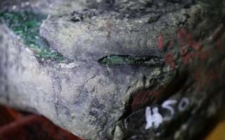 蟒袍玉带的翡翠原石的简单介绍