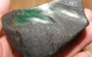 如何赌翡翠原石,赌石原石现场切割视频