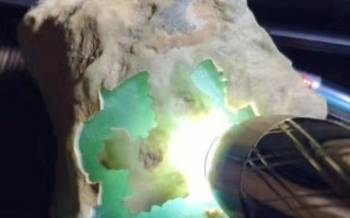翡翠原石切开后肉是白色的,翡翠原石开孔有白雾图片