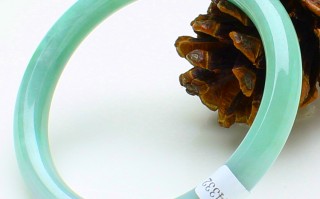 翡翠手镯细条不值钱吗,翡翠为何要出小细条手镯