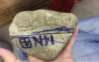 翡翠原石底子灰,翡翠原石底子灰怎么分辨