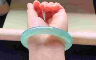 翡翠手镯一半绿,翡翠手镯一半绿一半黑藓值多少钱