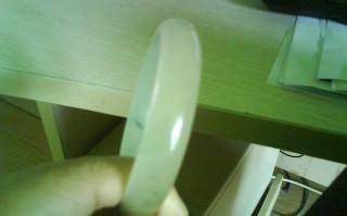 云南亲友送的翡翠手镯,大家能帮忙鉴定一下是不是冰种,价值几何?