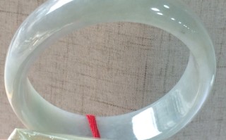 翡翠手镯表面有黑点的简单介绍