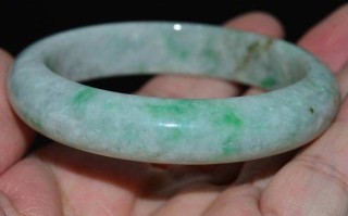 瓷底花青翡翠手镯价格瓷底翡翠手镯价格