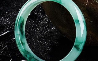 翡翠飘花手镯看起来不是很有光泽,翡翠飘花和纯色哪个贵