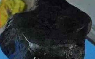 翡翠黑色原石粘着泥沙怎样去除翡翠黑色原石粘着泥沙怎样去除掉