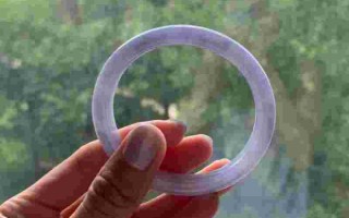 小姑娘戴玉手镯的图片小女孩带翡翠手镯图