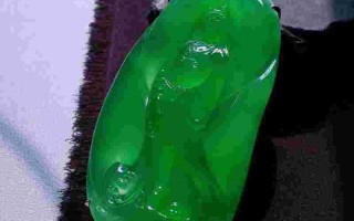 冰玻种翠色镶白金钻石观音挂件翡翠赏析