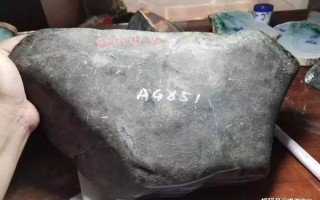 翡翠原石的特点,莫湾基原石翡翠手镯