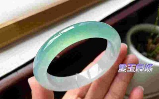 翡翠手镯有一点红色血丝,翡翠手镯带红点