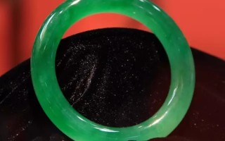 关于一个翡翠手镯要多少钱的信息