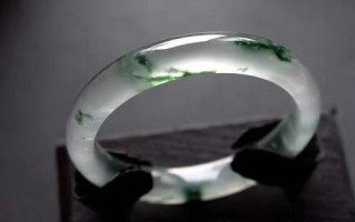 飘花翡翠手镯戴久了的简单介绍