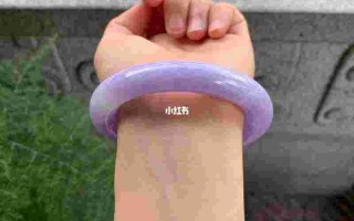 翡翠手镯上的紫区翡翠镯子有紫色有绿色叫什么