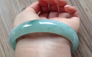 糯种翡翠手镯多少钱,无色糯种翡翠手镯