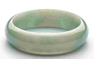 云南800多买的翡翠手镯值吗是真的吗云南800多买的翡翠手镯值吗