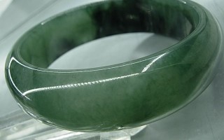 翡翠手镯用什么笔照射冰种翡翠