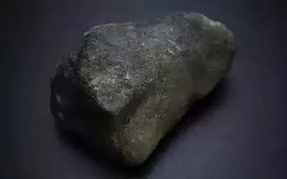 好的翡翠原石,翡翠原石表面有绿色表现