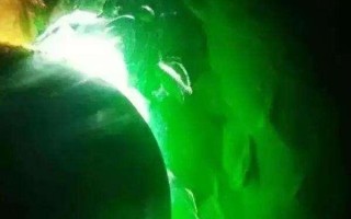 翡翠原石满身松花绿色翡翠原石的松花图文详解