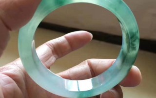 翡翠手镯冰润白底和冰飘花,冰糖雪梨色翡翠手镯品质如何