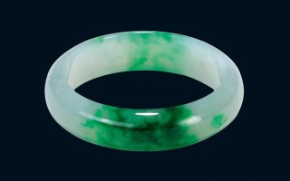 右手戴翡翠手镯右手戴翡翠手镯寓意