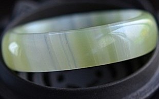 和田玉和翡翠玉哪种对身体更好和田翡翠手镯