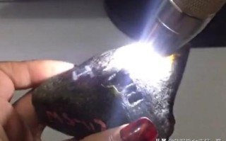 关于翡翠三彩原石切法的信息