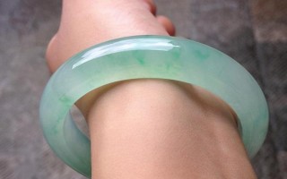 两百多的翡翠手镯是真的吗几百元的翡翠手镯图片