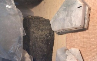 切一次翡翠原石多少钱,1万翡翠原石切开