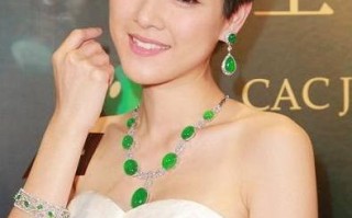 喜欢收藏翡翠的女明星,明星买的翡翠手镯