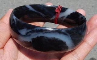 图中的和田玉的摆件价值如何？