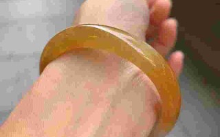 蓝水翡翠边上带黄好不好翡翠蓝水带黄翡手镯