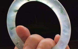 双手各戴翡翠手镯的好处,双手各戴翡翠手镯的好处是什么
