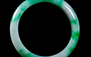 用手镯表达爱情的语言,爱情翡翠手镯