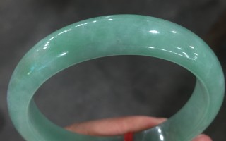 满圈绿翡翠手镯满豆绿翡翠手镯的价格