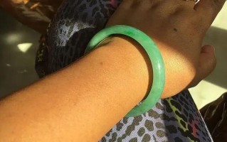 白色翡翠手镯,翡翠灰色手镯